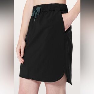 Lululemon on the fly skirt in black, woven material